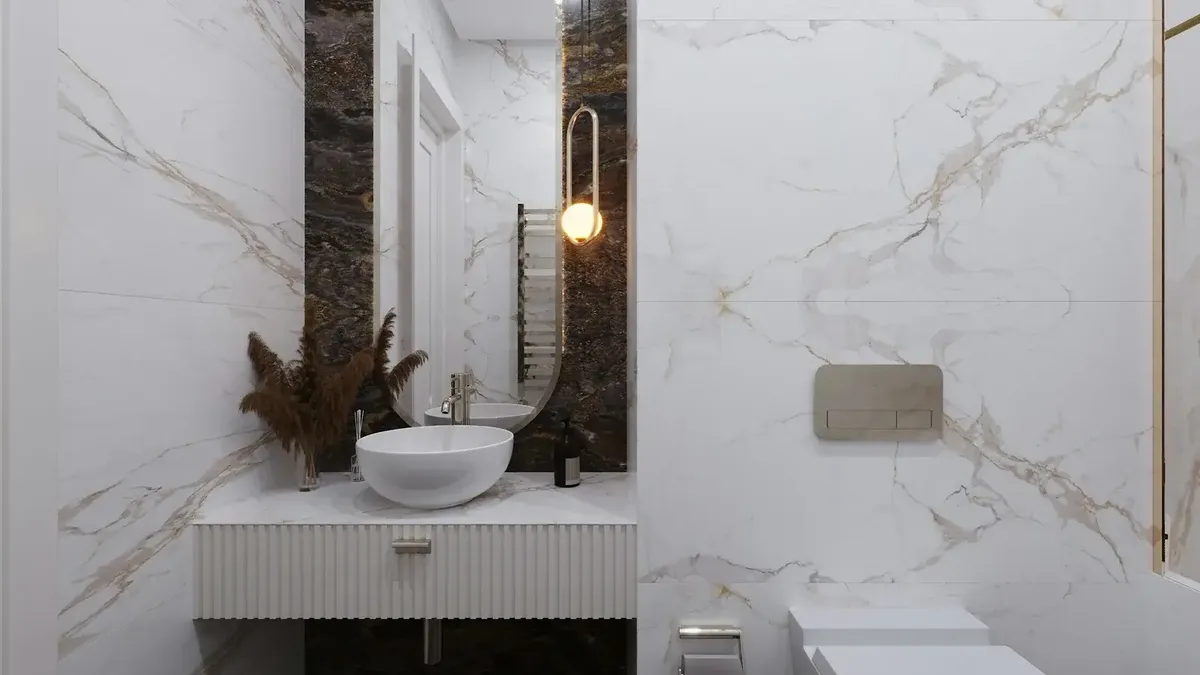 Temsilî görsel (Unsplash, Medea Dzagnidze): beyaz mermer duvarlar, tezgah üstü lavabo ve aplik