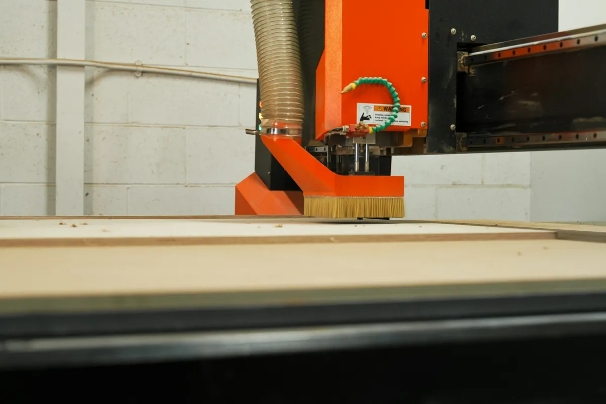 Örnek fotoğraf: CNC tezgâhında panel kesimi